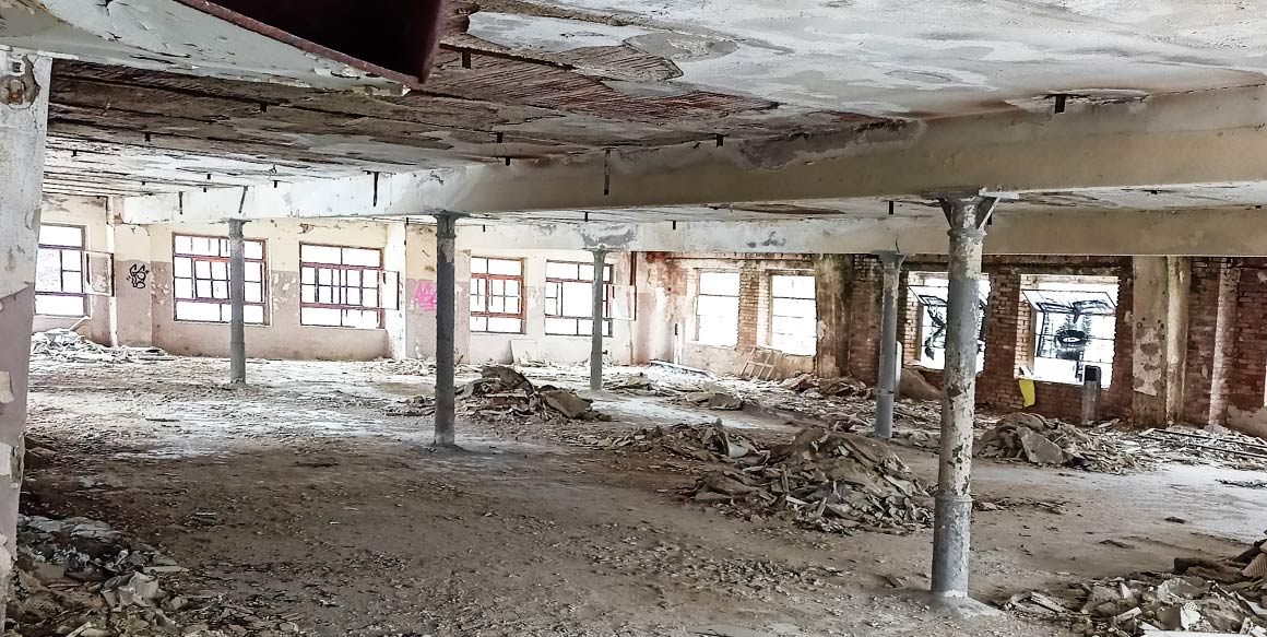 Huta Josephine w Szklarskiej Porębie - pomieszczenia i hala oraz sterty gruzu.